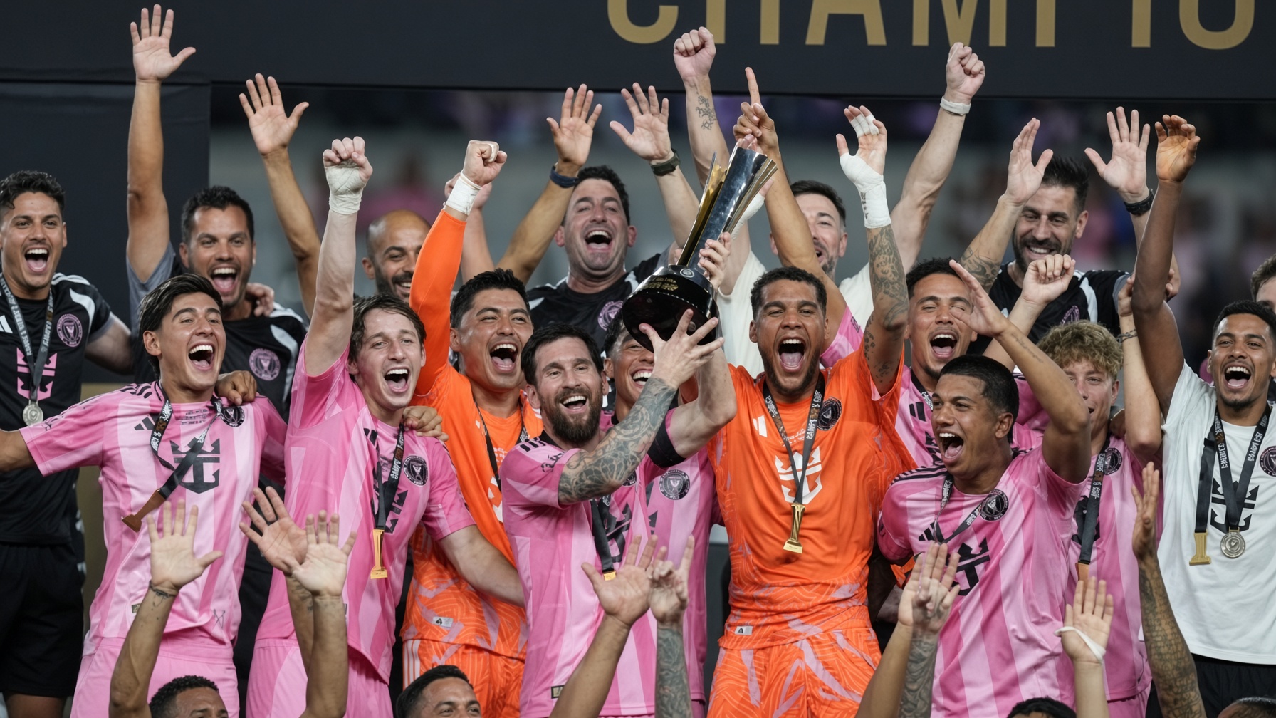 Messi celebra la conquista junto al plantel de Inter Miami